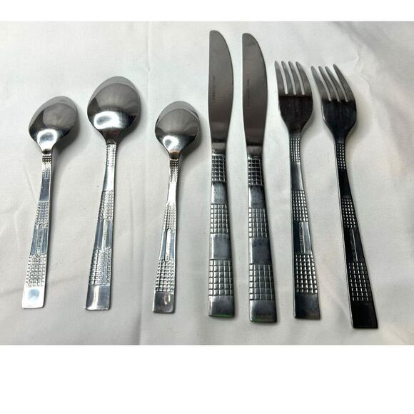 Chic by J A Henckels Zwilling 2 Knives 2 Spoons 1 Teaspoon 2 Forks Replacement - Picture 1 of 11